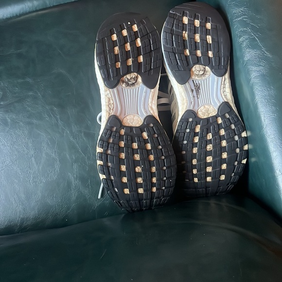Women’s Adidas EnergyBoost - Picture 6 of 6